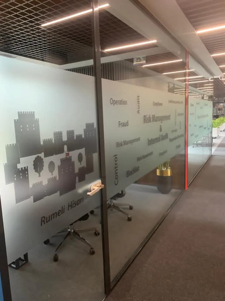 Kurumsal ofis bölmesine özel kesim silüet ve terim bulutu kumlaması