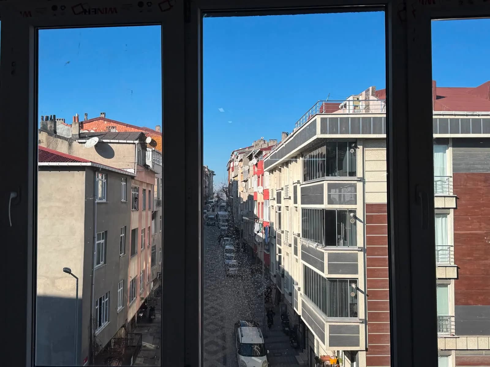 Isı kontrol filmi uygulanmış konut camından görünen İstanbul sokağı